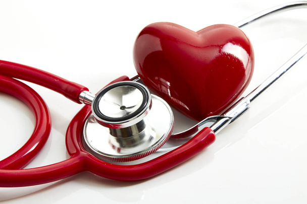 czerwony stetoskop z czerwonym sercem  - Zdjęcie, obraz