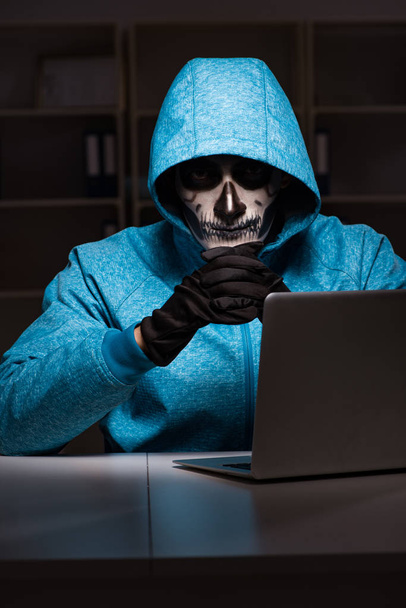 Asustado hacker piratería firewall de seguridad tarde en la oficina - Foto, Imagen
