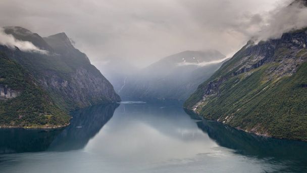 Geiranger fjord seen from Hellesylt side - Foto, afbeelding