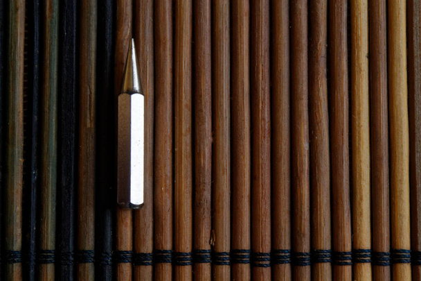 Tête pour tournevis (embouts) sur fond bois, collection d'outils tournevis
 - Photo, image