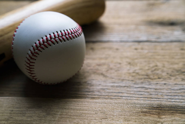 baseball and baseball bat on wooden table background, close up - Foto, afbeelding