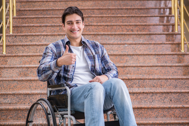 Vammainen pyörätuolissa oleva mies, jolla on vaikeuksia portaiden kanssa - Valokuva, kuva