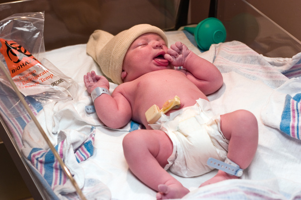 Новорожденный ребенок отдыхает в больнице
 - Фото, изображение