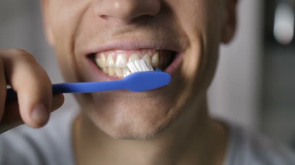 Zbliżenie: mężczyzna jamy ustnej, szczotkowanie zębów - Materiał filmowy, wideo
