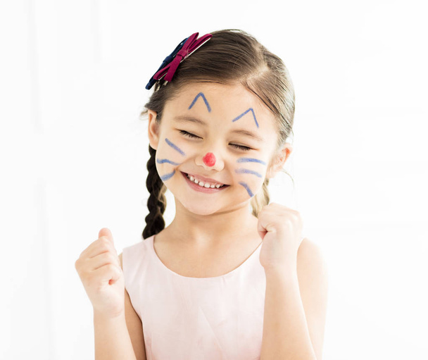 szczęśliwy małą dziewczynką z kotkiem malowane twarz - Zdjęcie, obraz