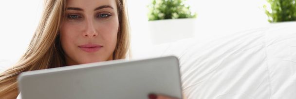 femme travail winh ordinateur portable rester au lit tôt le matin
 - Photo, image