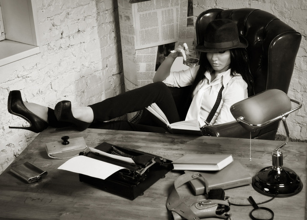 ρετρό κορίτσι ντετέκτιβ που κάθεται σε ένα τραπέζι - Φωτογραφία, εικόνα