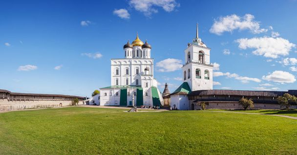 Catedral da Santíssima Trindade no Kremlin Pskov
 - Foto, Imagem