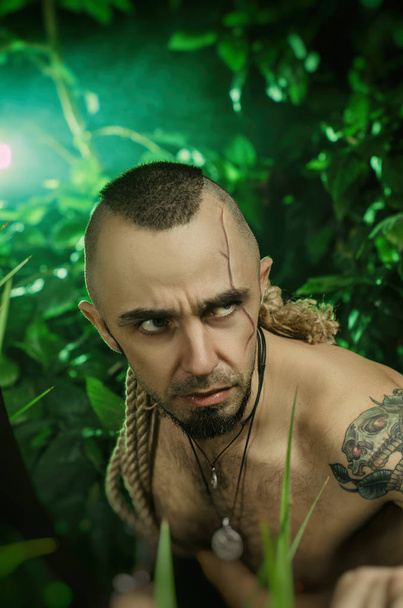 un hombre en la selva con machetes atacando al enemigo
 - Foto, Imagen