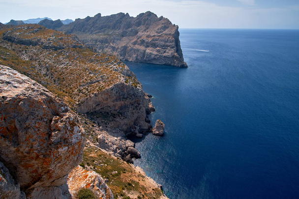 Beautiful romantic views of the sea and mountains. Cap de formentor - coast of Mallorca, Spain - Europe - Foto, imagen