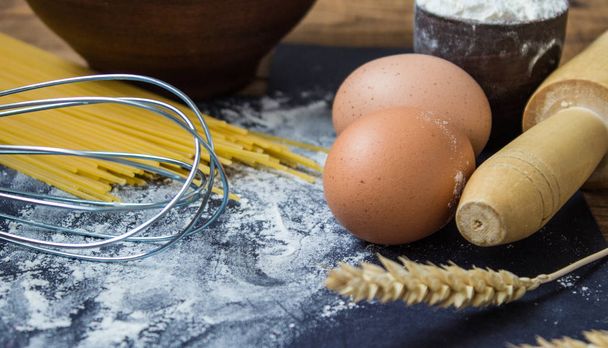 Spagetti ve un ve yumurta siyah arka plan üzerine - Fotoğraf, Görsel
