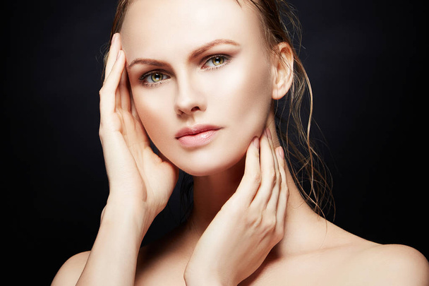 Portrait de jeune femme avec maquillage naturel et les mains près du visage
 - Photo, image