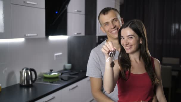 Porträt eines Ehepaares, das Schlüssel für ein neues Haus schüttelt - Filmmaterial, Video