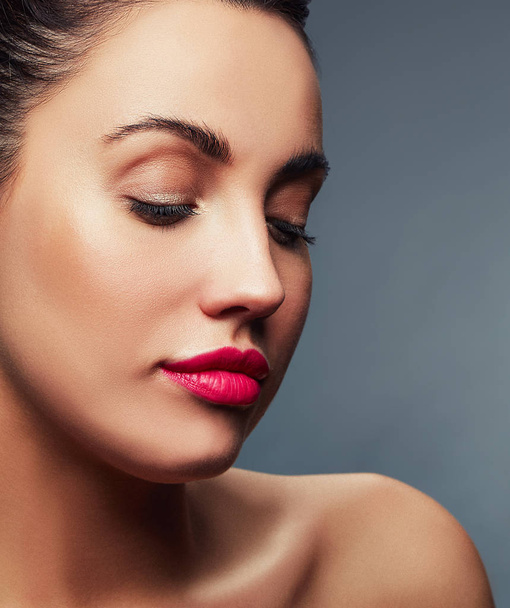 Портрет женщины с красными губами макияж на темном фоне
  - Фото, изображение