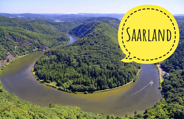 Saarschleife Saar poblíž Orscholz se slovem v žluté Sársko, s výhledem na celé Saarbiegung v Saar-Lor-Lux Saarland Německo Evropě - Fotografie, Obrázek