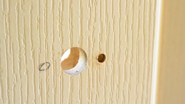 Agujero de perforación en una puerta para instalar cerradura o manija de la puerta
 - Imágenes, Vídeo