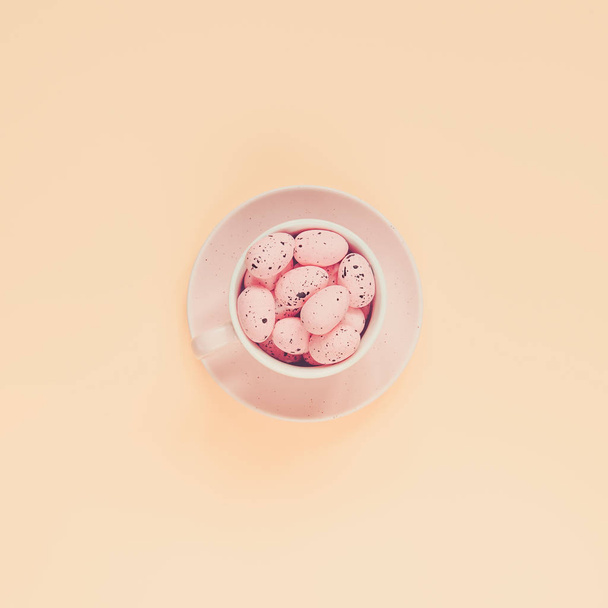 Pink easter eggs in coffee cup. Easter holiday background - Foto, Imagem