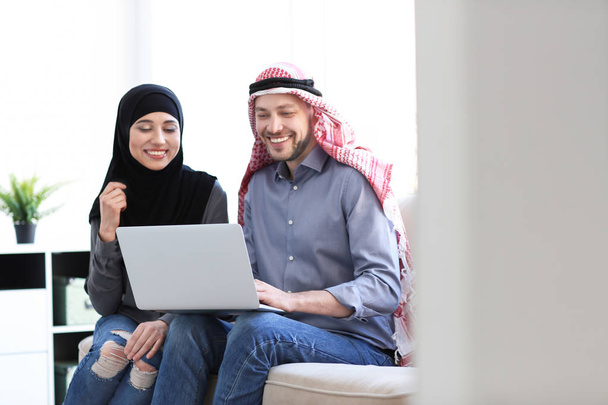 Muslim businessman with coworker - Foto, afbeelding
