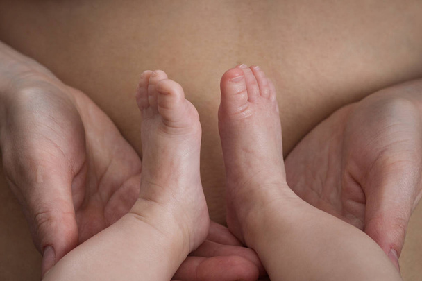 A lábak, a baba az anya hasát - Fotó, kép