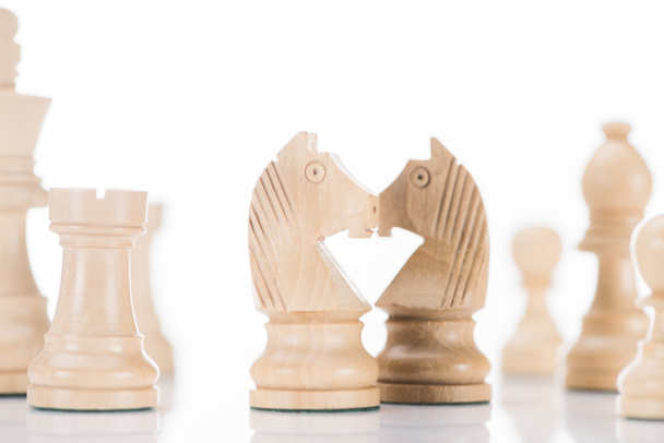 bílá šachy rytíři na šachovnici na bílé, obchodní koncept - Fotografie, Obrázek