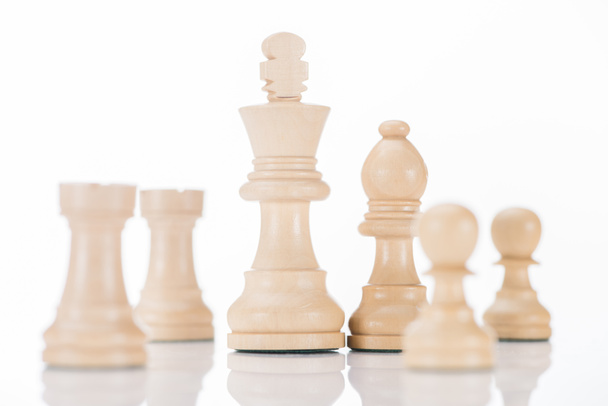 білі дерев'яні фігури шахів на білій поверхні, що відображає
  - Фото, зображення