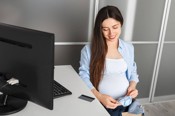 pregnant woman shopping online - 写真・画像