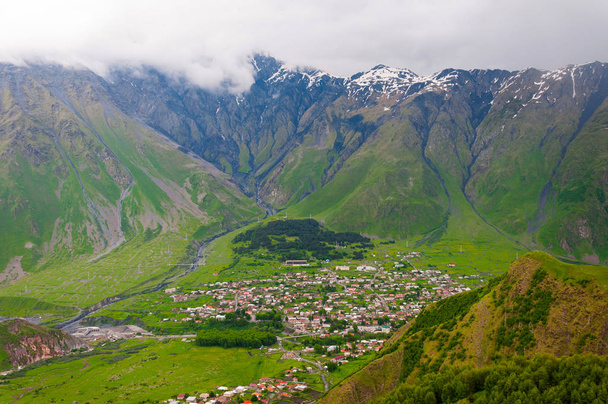Panoramic beautiful view of the Stepantsminda village in the mountains. Georgia - Foto, imagen