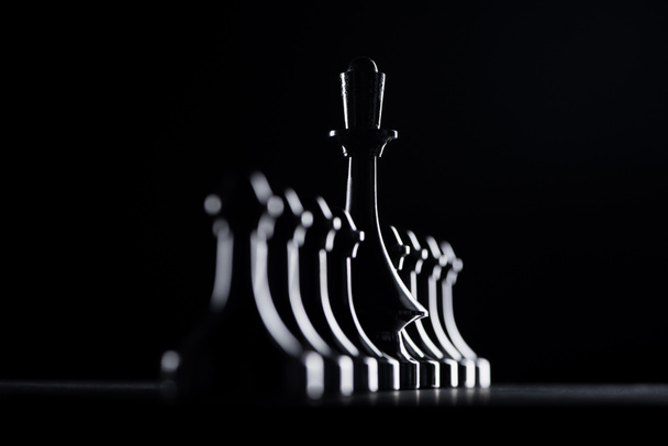 siluety šachy figurkami a královna izolované na černý, obchodní koncept - Fotografie, Obrázek