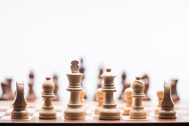 Chess cijfers op schaakbord geïsoleerd op witte, business concept - Foto, afbeelding