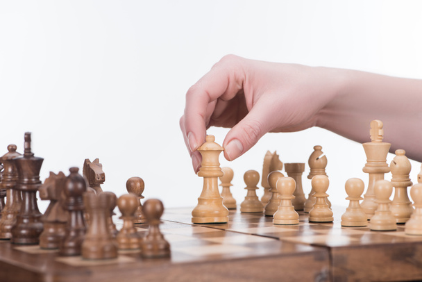 image recadrée de femme d'affaires jouant aux échecs isolé sur blanc, concept d'entreprise
 - Photo, image