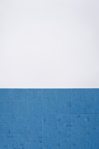 Draufsicht auf blau zusammengesetzte Puzzles isoliert auf weiß, Geschäftskonzept - Foto, Bild