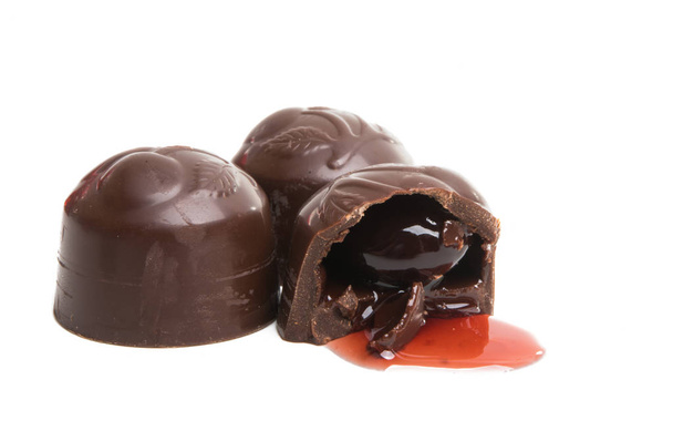kers in chocolade geïsoleerd  - Foto, afbeelding
