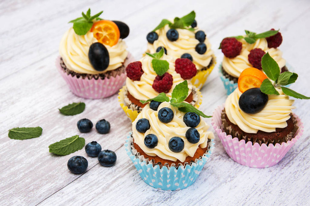 Cupcakes mit frischen Beeren - Foto, Bild