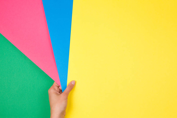 Геометрія кольорових паперів плоска композиція з зразками зеленого, рожевого, синього та зеленого паперу
 - Фото, зображення