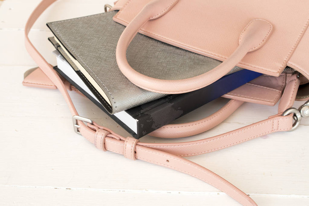 Notebook planner met roze zak levensstijl werkende vrouw voor bedrijven op witte achtergrond - Foto, afbeelding