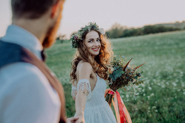 Beautiful bride and groom at sunset in green nature. - Fotografie, Obrázek