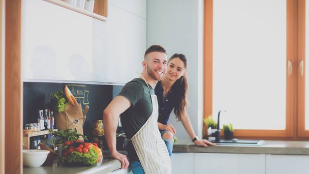 Beau jeune couple s'amuse dans la cuisine à la maison - Photo, image
