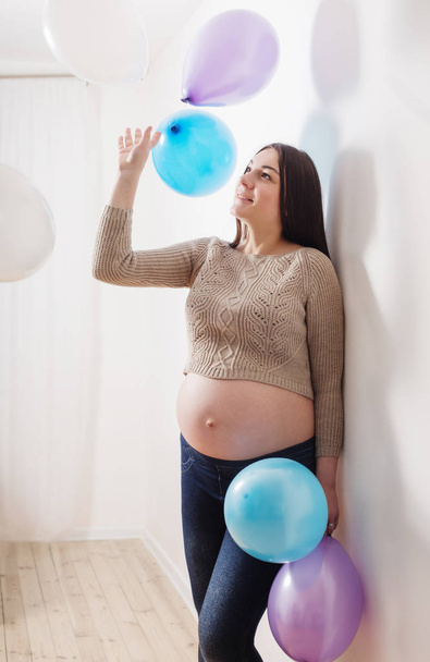 pregnant happy women with balloons indoor - Foto, immagini