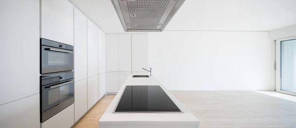 Large kitchen with island  - Foto, afbeelding