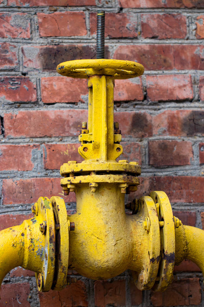 die Gasleitung, das gelbe Ventil und die gelben Rohre - Foto, Bild