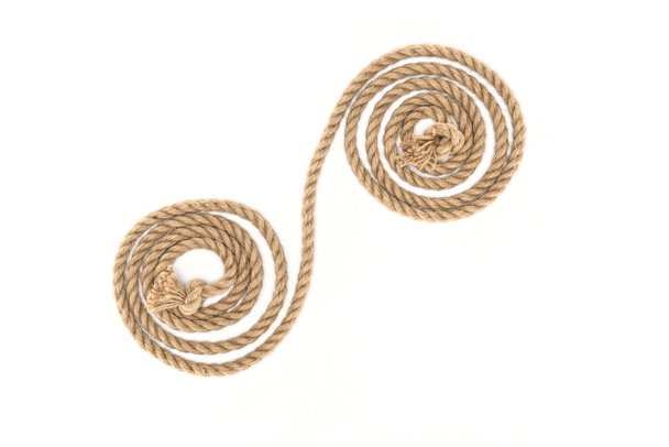 bovenaanzicht van gearrangeerde bruin mariene touw met knopen geïsoleerd op wit - Foto, afbeelding