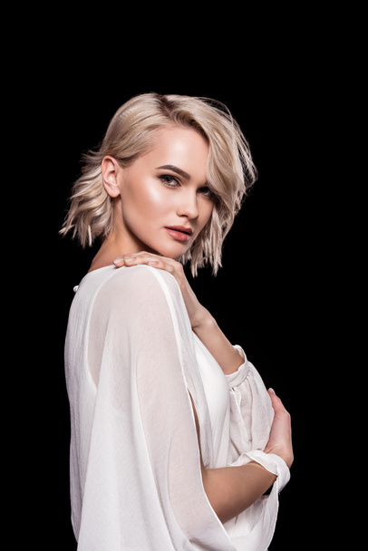 attraktives blondes Model in weiß, isoliert auf schwarz - Foto, Bild