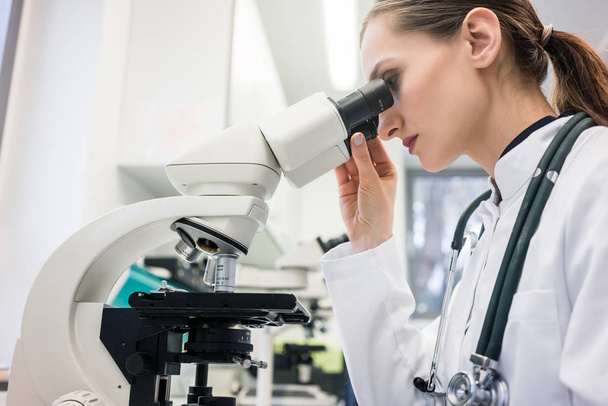 Arzt oder Biologe untersucht Gewebe unter dem Mikroskop - Foto, Bild