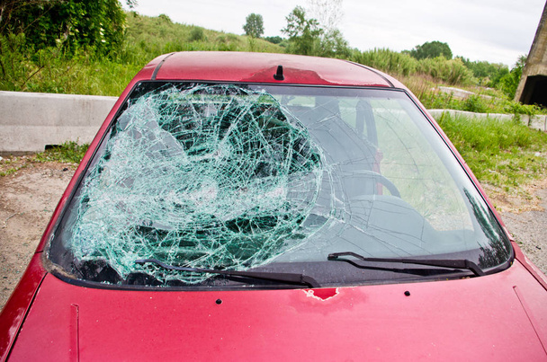 coche con vidrio destruido por accidente de coche
 - Foto, Imagen