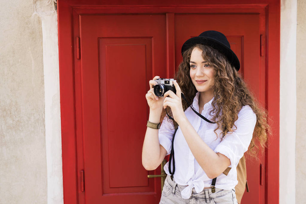 Beautiful young tourist with camera in the old town. - Foto, Imagem