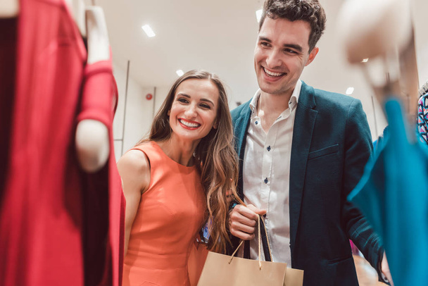 Casal ansioso por roupas novas na moda shopping spree
 - Foto, Imagem
