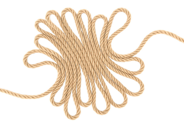 вид сверху расположенной коричневой морской верёвки, изолированной на белом
 - Фото, изображение
