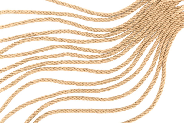 bovenaanzicht van gearrangeerde bruin nautische touw geïsoleerd op wit - Foto, afbeelding