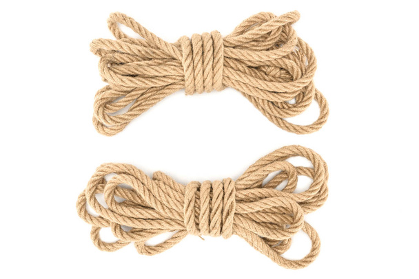 bovenaanzicht van gearrangeerde gebonden nautische touwen geïsoleerd op wit - Foto, afbeelding