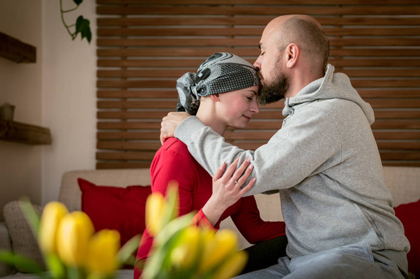 Támogató férje, csók a felesége, a rákos beteg, kórházi kezelés után. Rák és a családi támogatás fogalma. - Fotó, kép